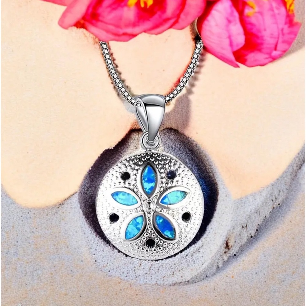 NWOT Sandollar necklace
